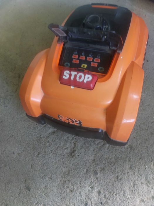 Roboty koszące z bazami zasilaczami drutem lecz z 1 baterią