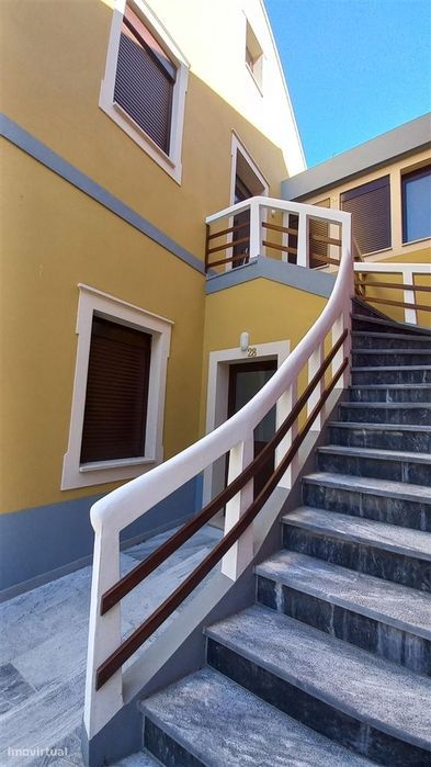 Prédio / Espaço para Comércio / Vieira de Leiria / Marinha Grande