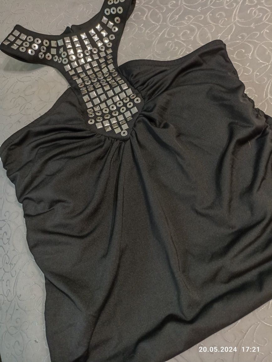 Чёрное платье размер М с серебряным воротом