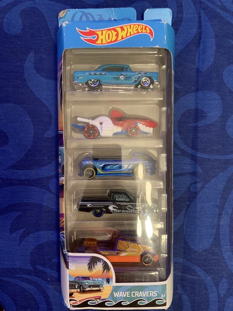 3 conjuntos hot wheels novos.5 carros cada. Valor na descricao