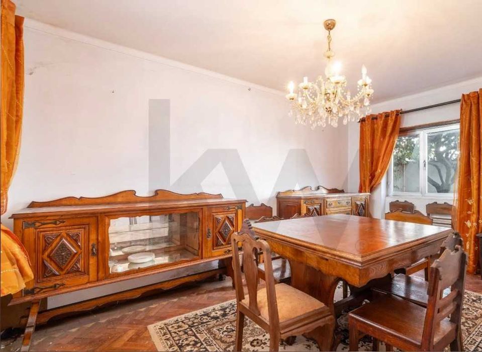 Conjunto de mobília de sala de jantar - mesa, cadeiras, aparadores