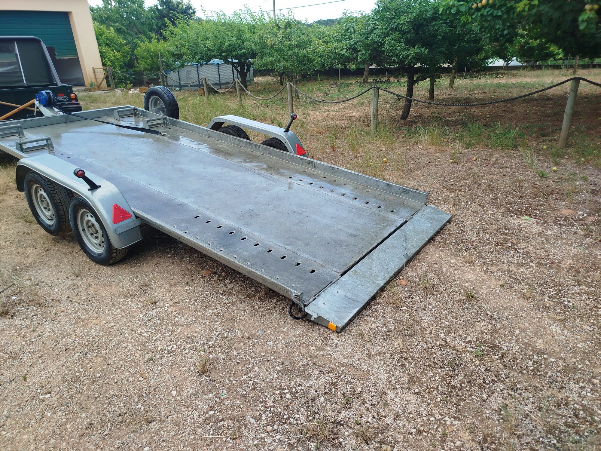 Atrelado porta automóveis