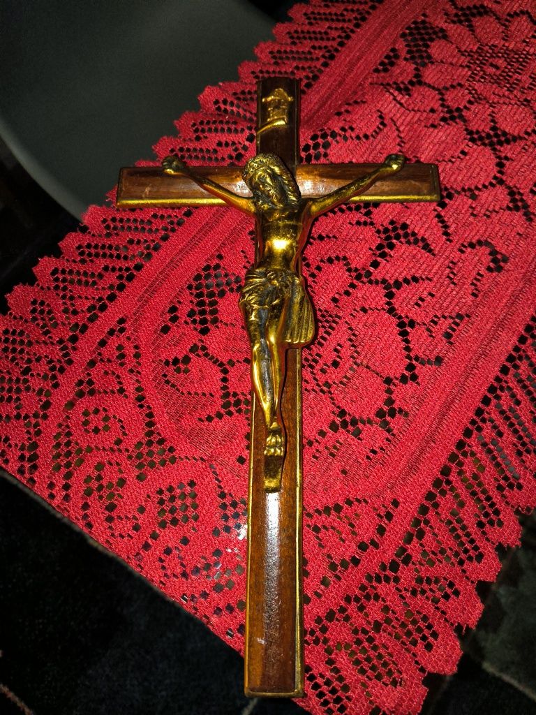 Cruz toda em metal com acabamentos em madeira de mogno  cerca de 40cm