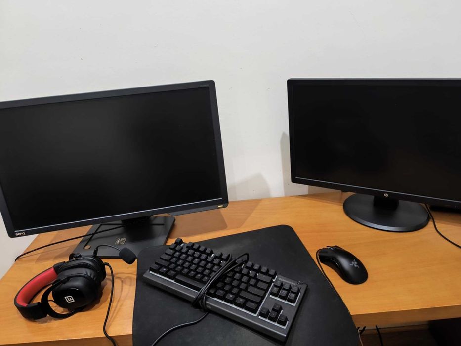 Computador + 2 monitores + teclado + rato + headesets + tapete gaming