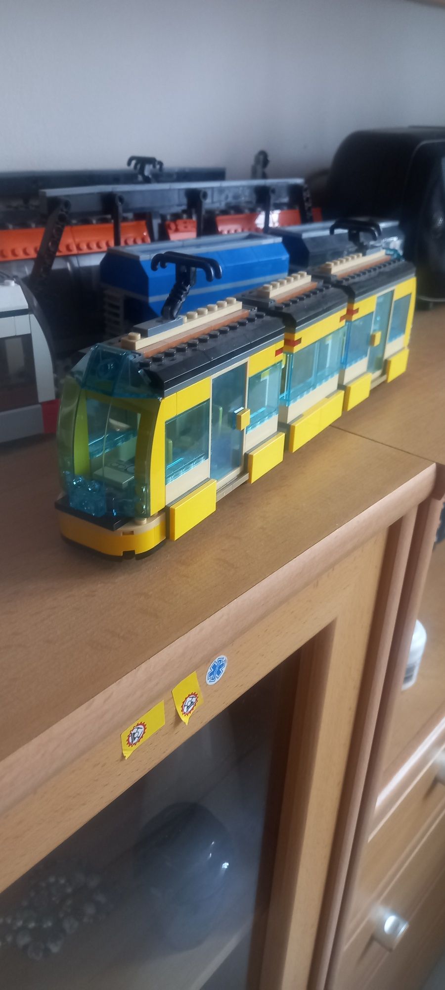 Lego tramwaj jeżdżący jak pociągi po torach train
