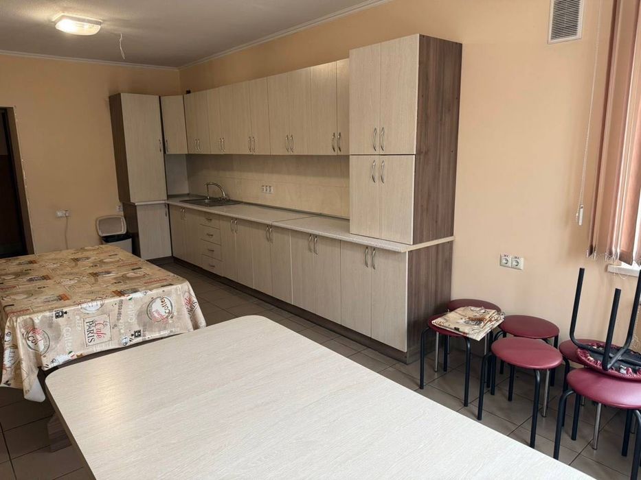 Кухня 5,5 м, кухонні столи та офісні меблі (стіл, диван, шафа)