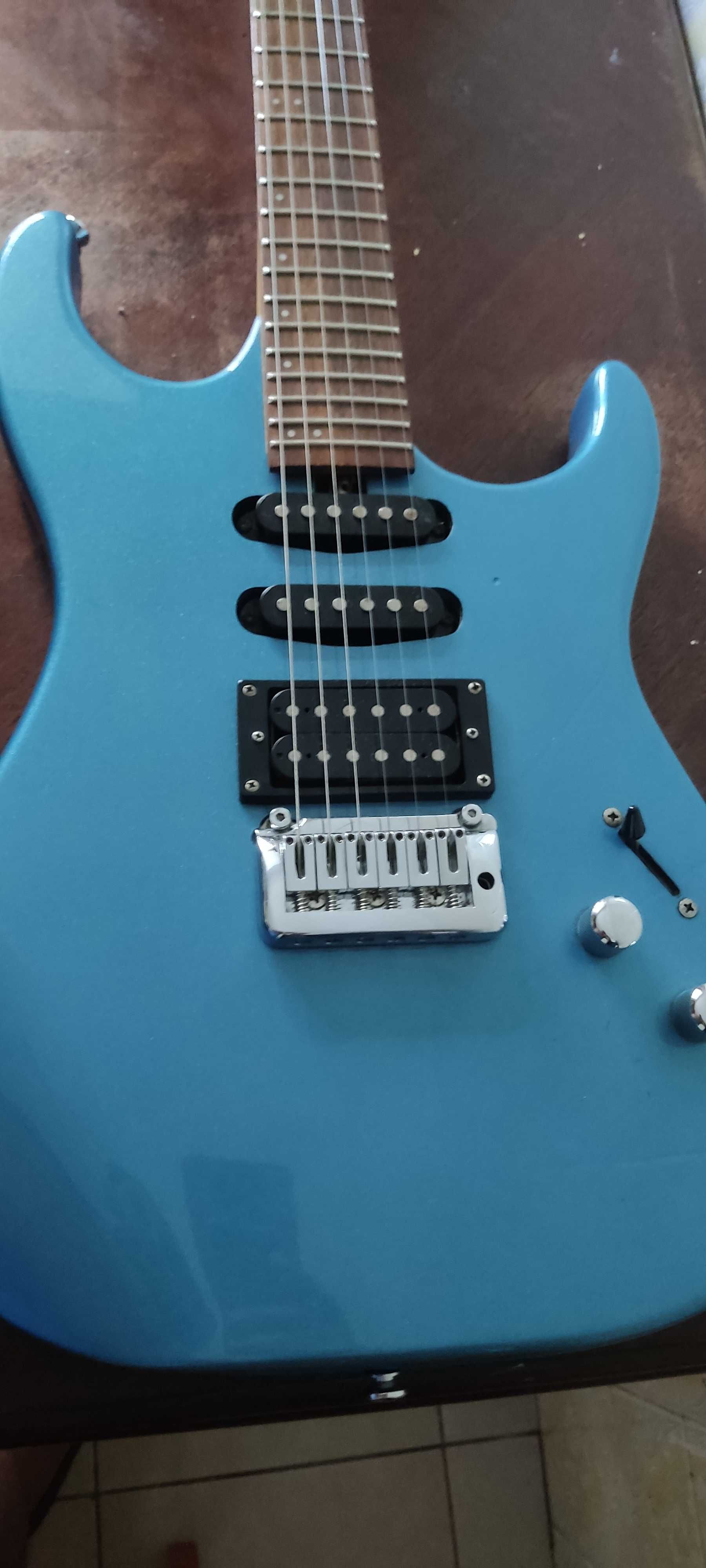 Guitarra e pedaleira Zoom g5n