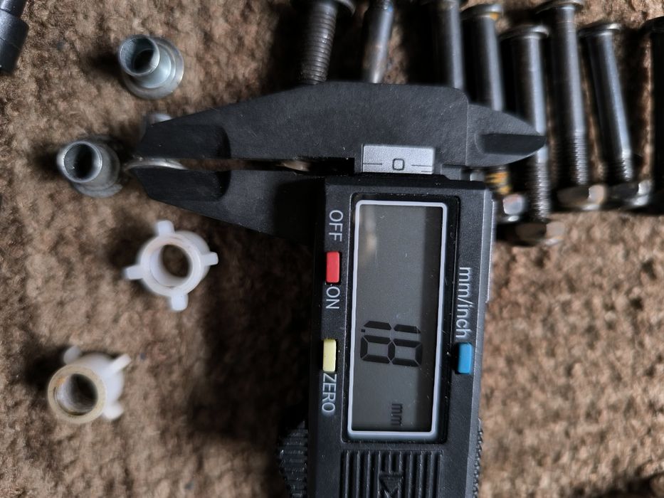 Ось с болтом в для роликов , самокатов ,сумок диам 5-8 мм.Длина разная