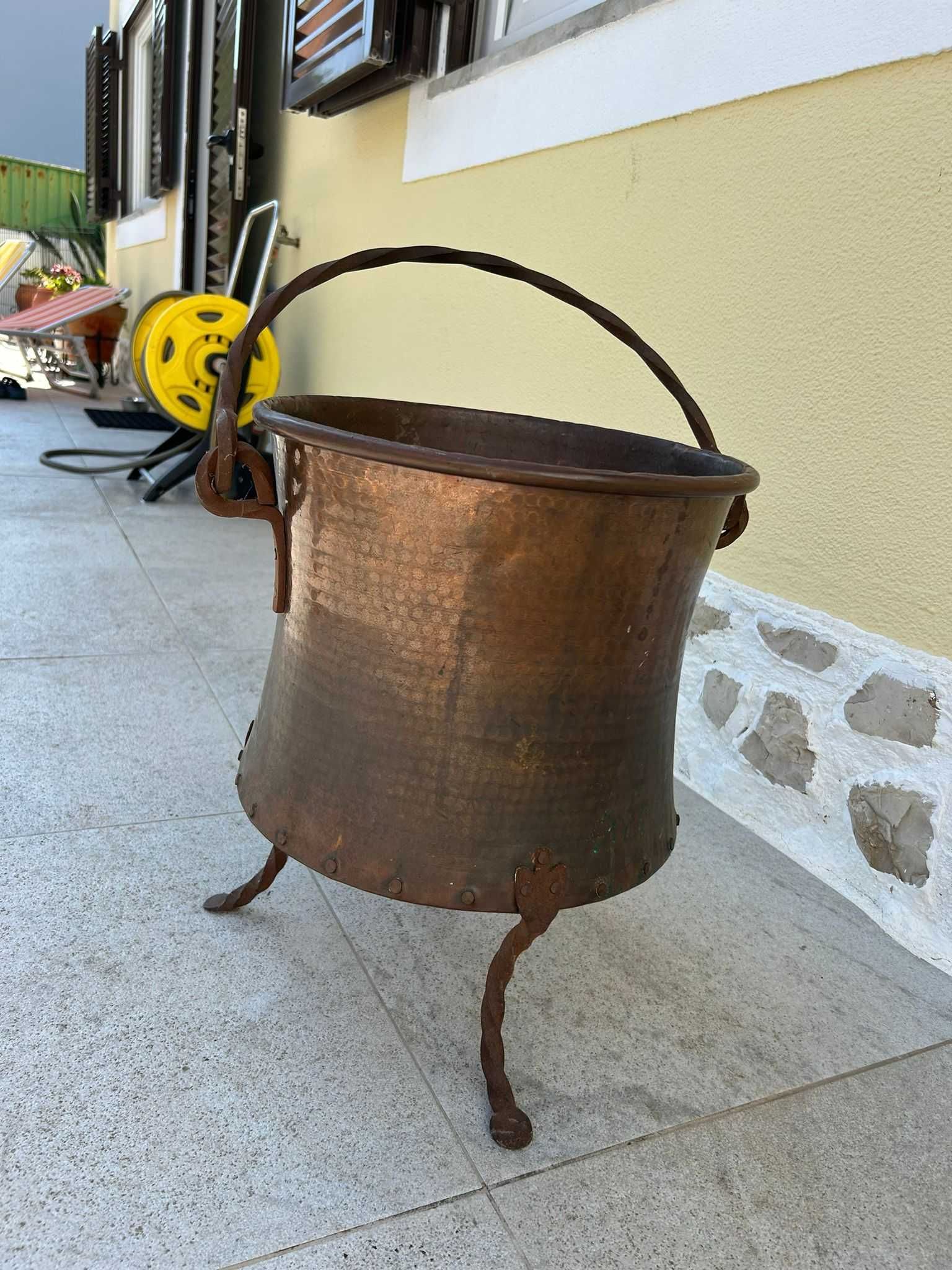Elegante balde para lenha