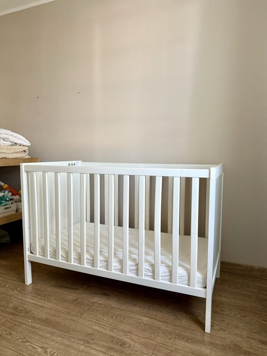 Łóżeczko drewniane z materacem