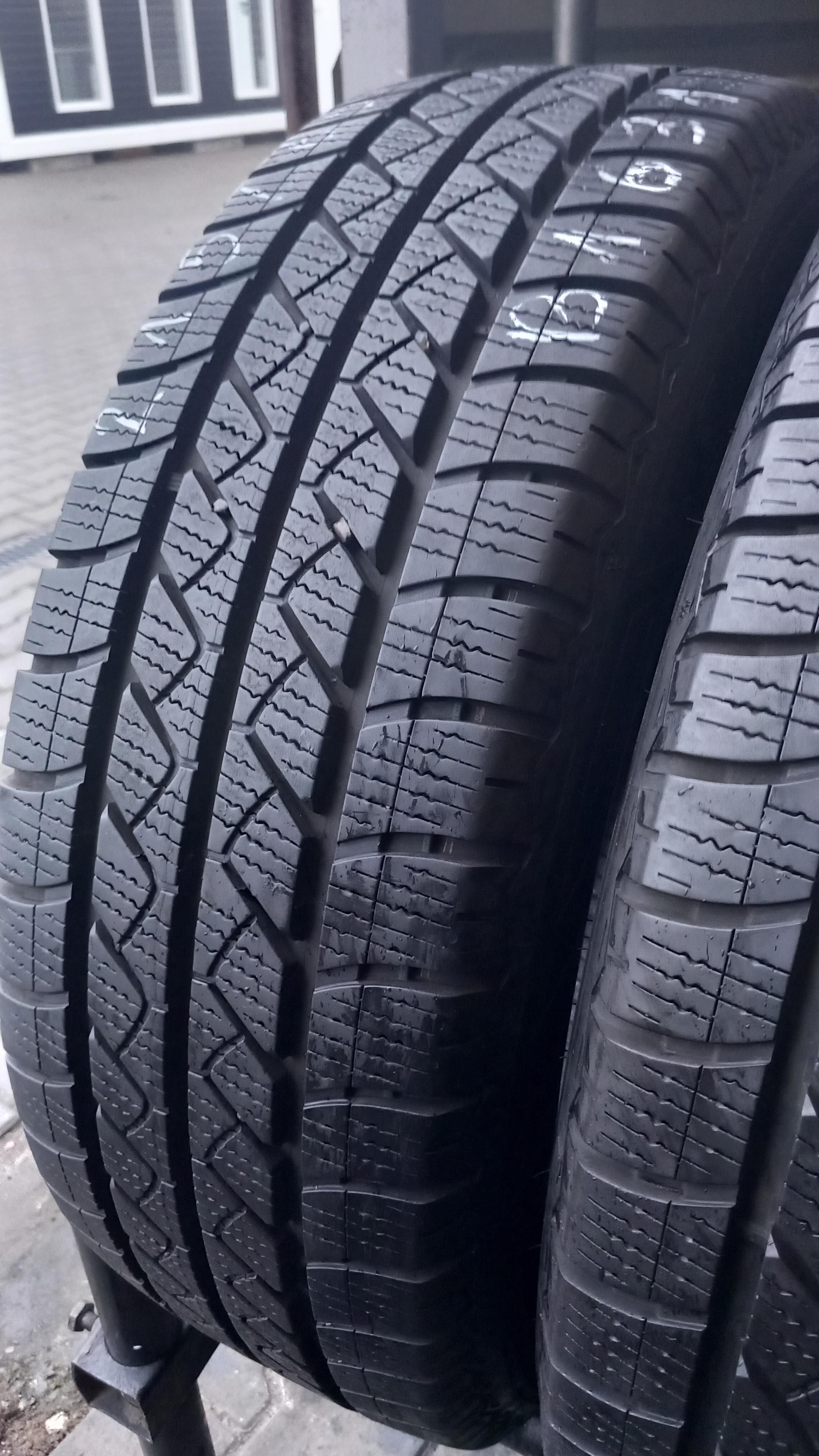 215/65/16C Goodyear Vector 4Seasons Cargo 109/107T