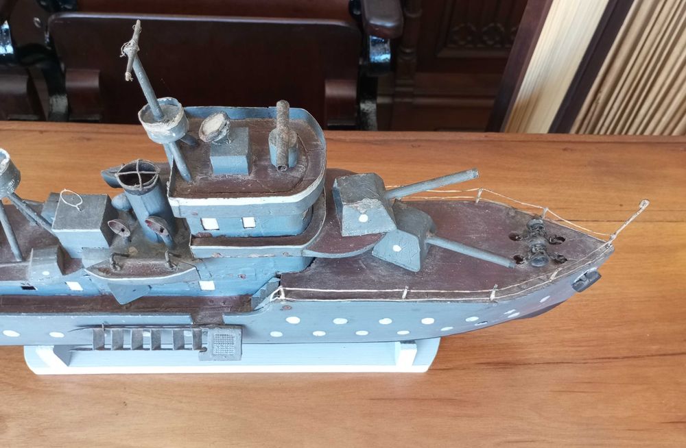 Antigo barco contratorpedeiro Português em madeira