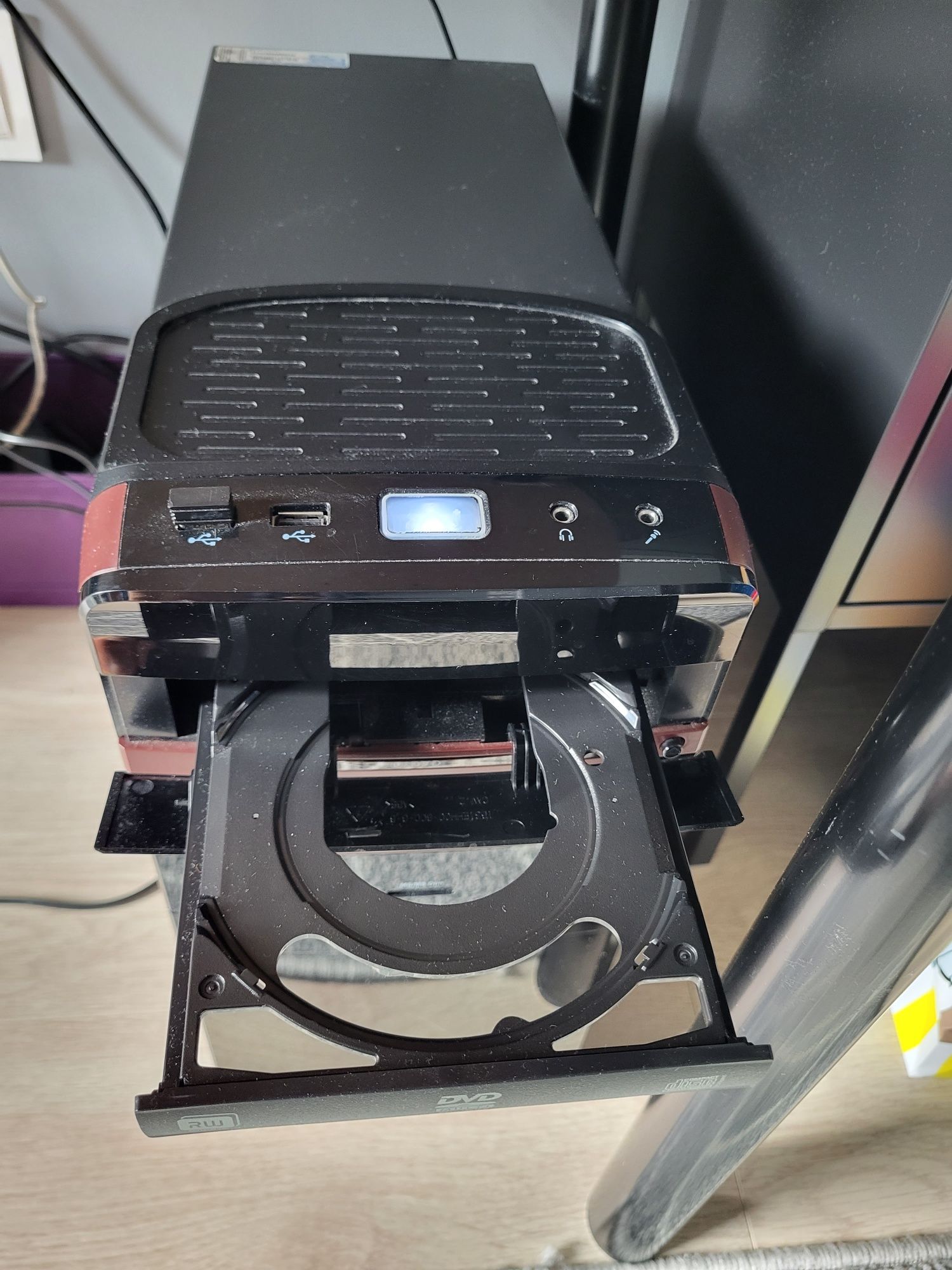 Komputer firmy NTT plus monitor firmy Samsung