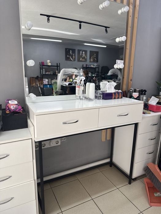 Гримерное зеркало визажиста с подсветкой лампочками и стол в стиле лоф