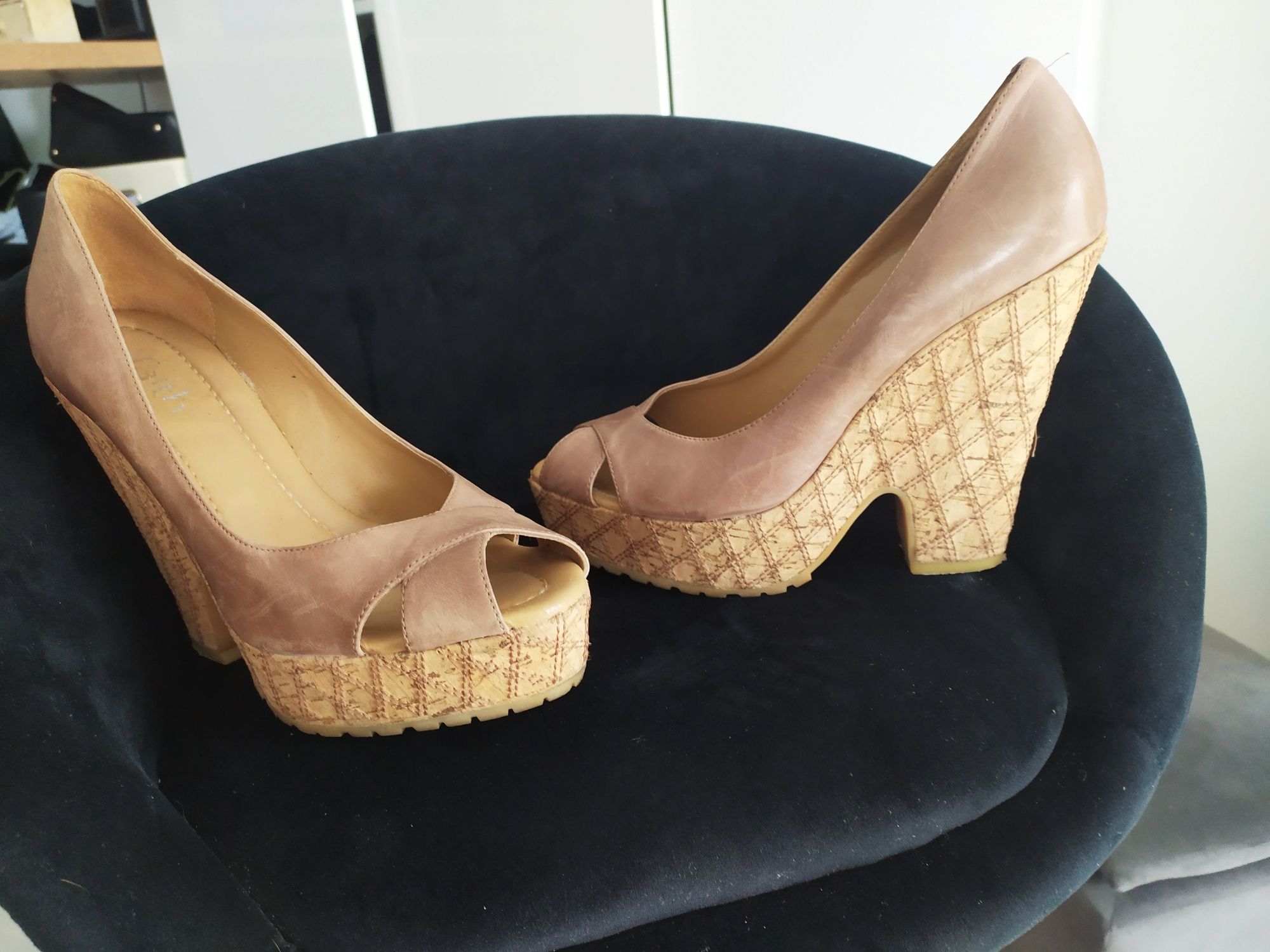 Buty na koturnie sandały pełne