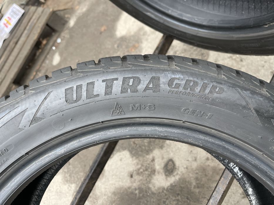 Шини 215/55/17 GoodYear UltraGrip зима 2шт