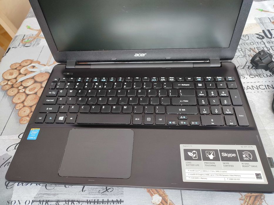 laptop Acer Aspire E15-Intel i3,4GBRam, 2 TB HD.