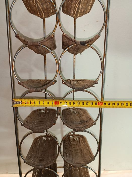 Garrafeira capacidade 12 garrafas com estrutura metálica e cestos em v