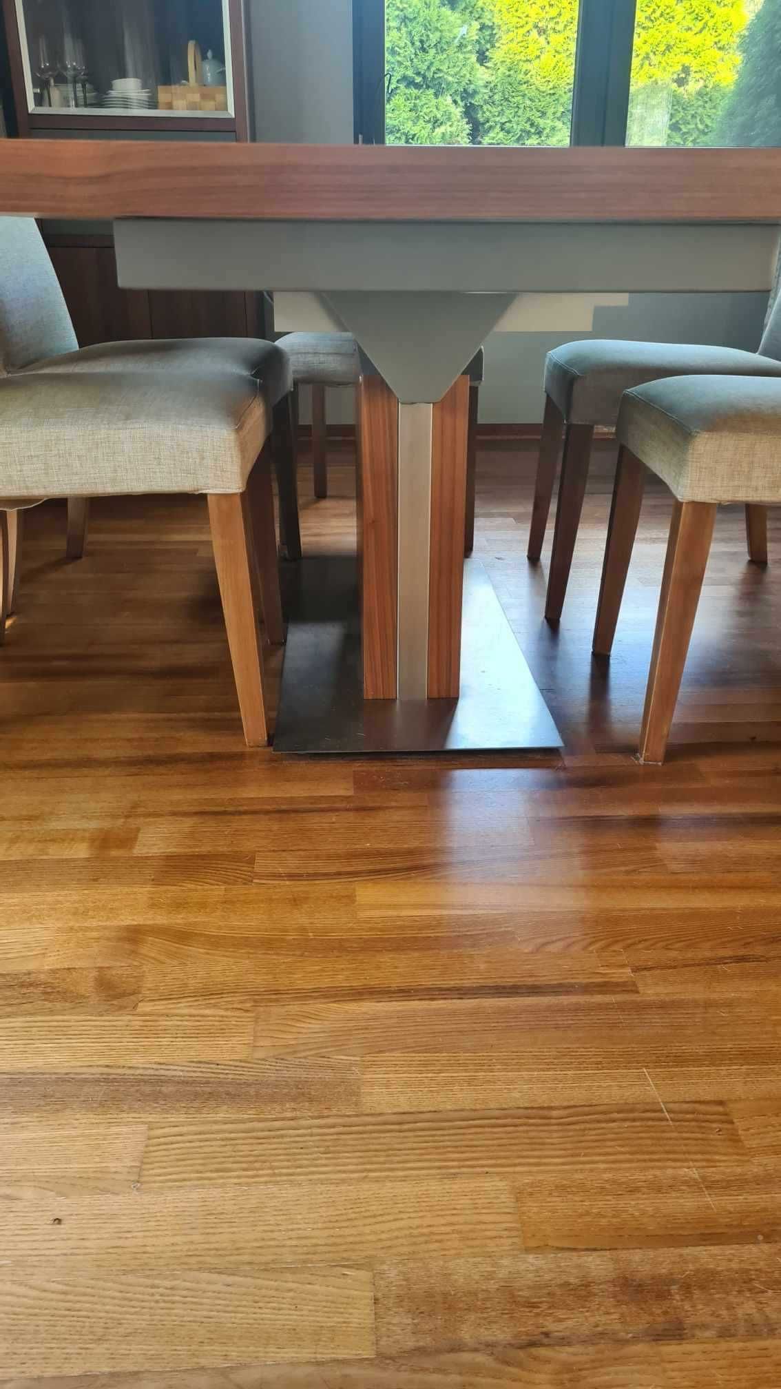 stół rozkładany z 6 krzesłami BO CONCEPT orzech