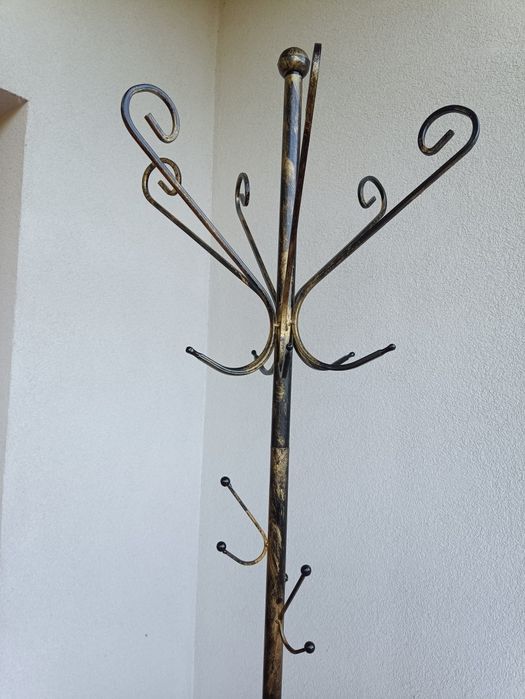 Wieszak stojący z miejscem na parasolki