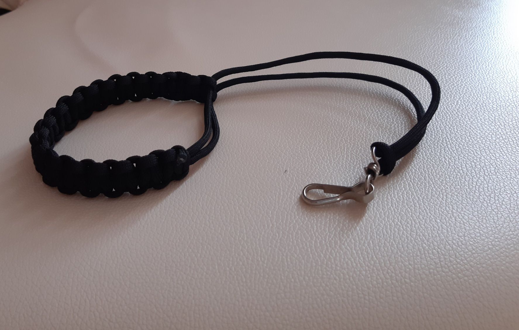 Pulseira paracord para segurar objectos