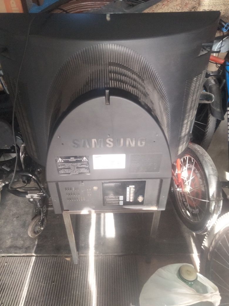 Большой телевизор Samsung.