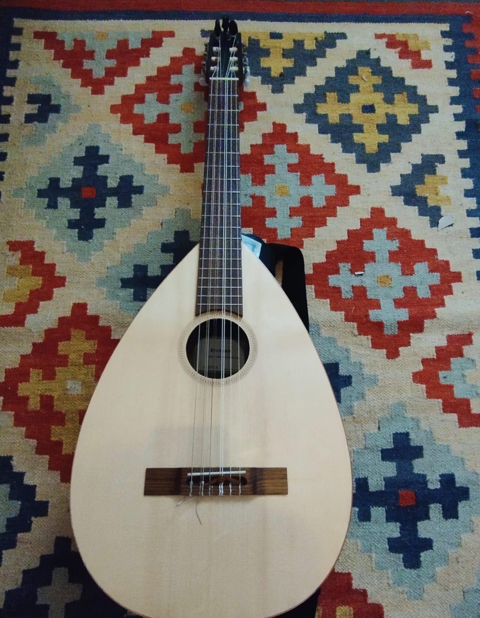 Guitarra Lute :: 8 cordas com Amplificação