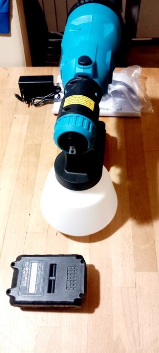 Pistolet 18 v  makita  do malowania nowy
