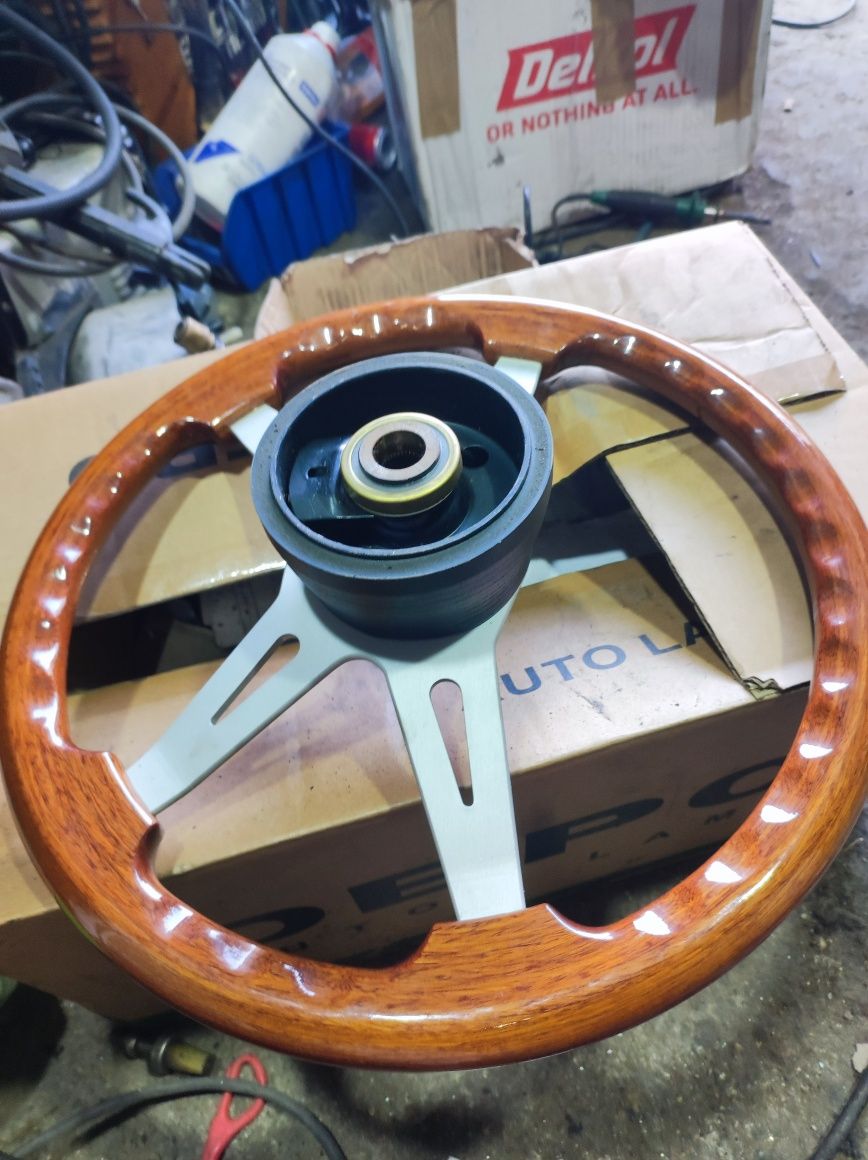 Volante madeira mogno vintage com cubo