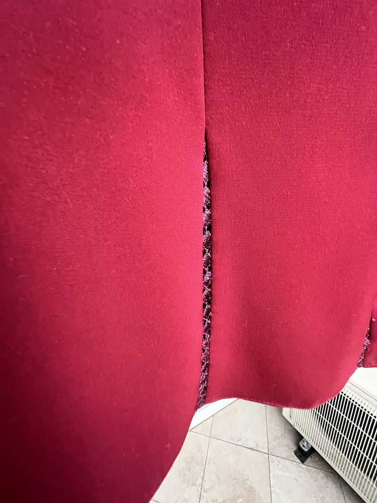 Elegancka spódnica burgundowa z koronkowymi wstawkami