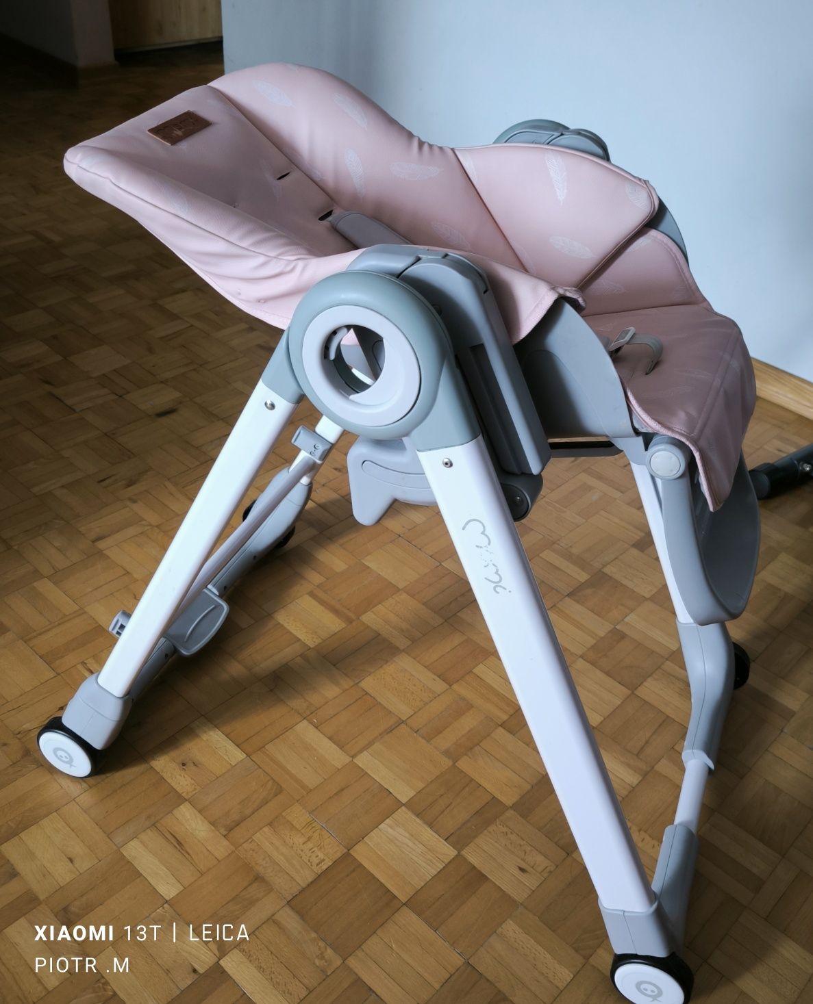 Krzesełko do karmienia Momi plus gratis nowe nieużywane obicie krzeseł
