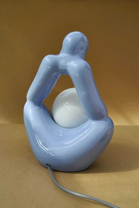 Lampa stojąca ceramiczna- człowiek, fioletowa, z kloszem