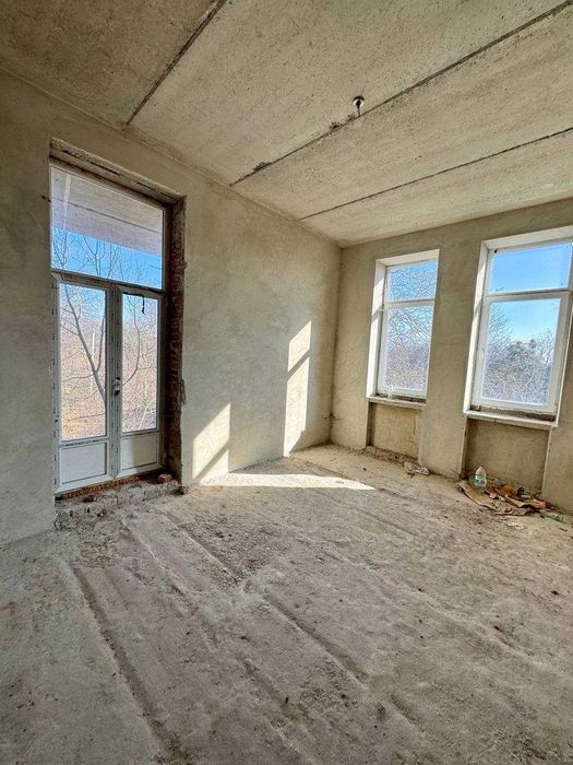 Продаж 5-х поверхового будинку 
с. Волиця 10 км. до Львова