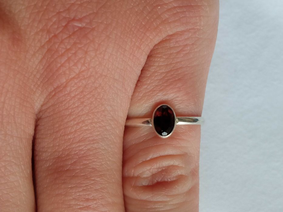 Stary pierścionek z cyrkonią ciemny czerwony r. 7,5 14,8 mm S925