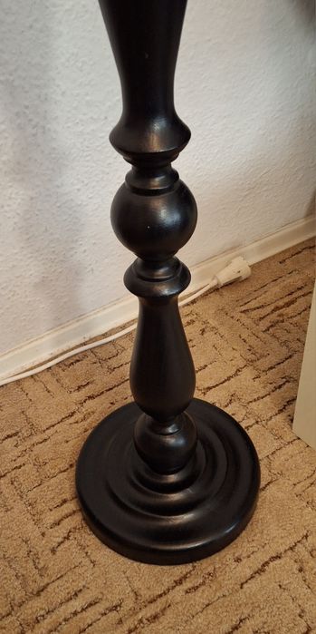 wysoki czarny drewniany stojak na kwiaty z ozdobną nóżką 82 cm