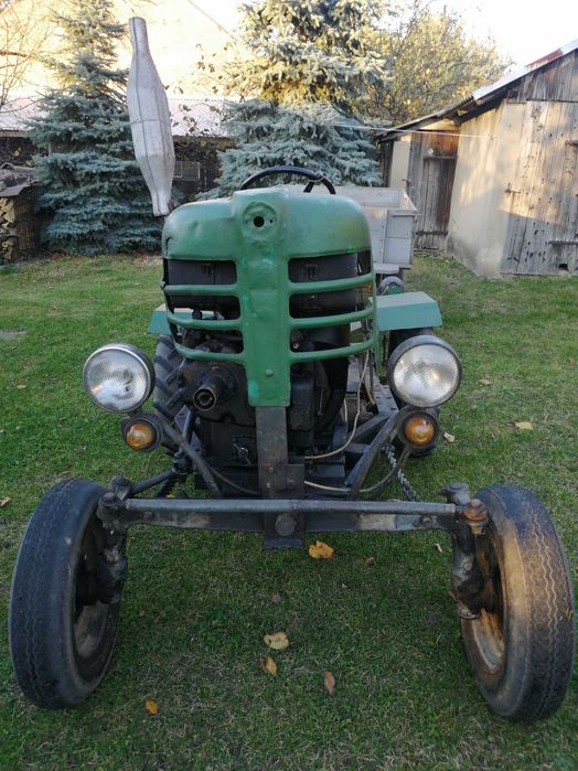 Traktor ES z przyczepką