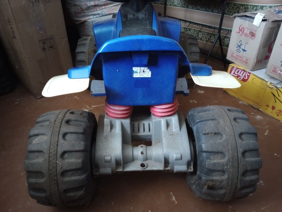 Дитячий електромобіль