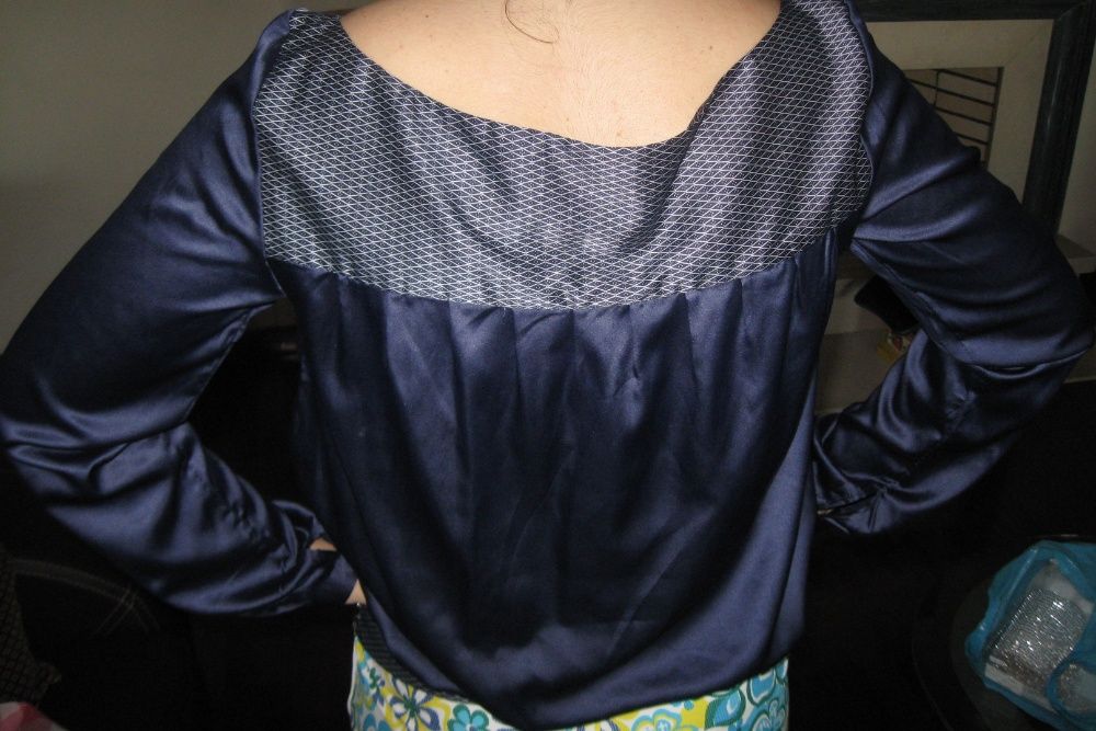 Blusa azul acetinada