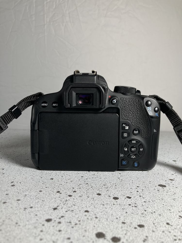 Canon 800D + Canon 18-55mm IS STM - крута камера для початківця