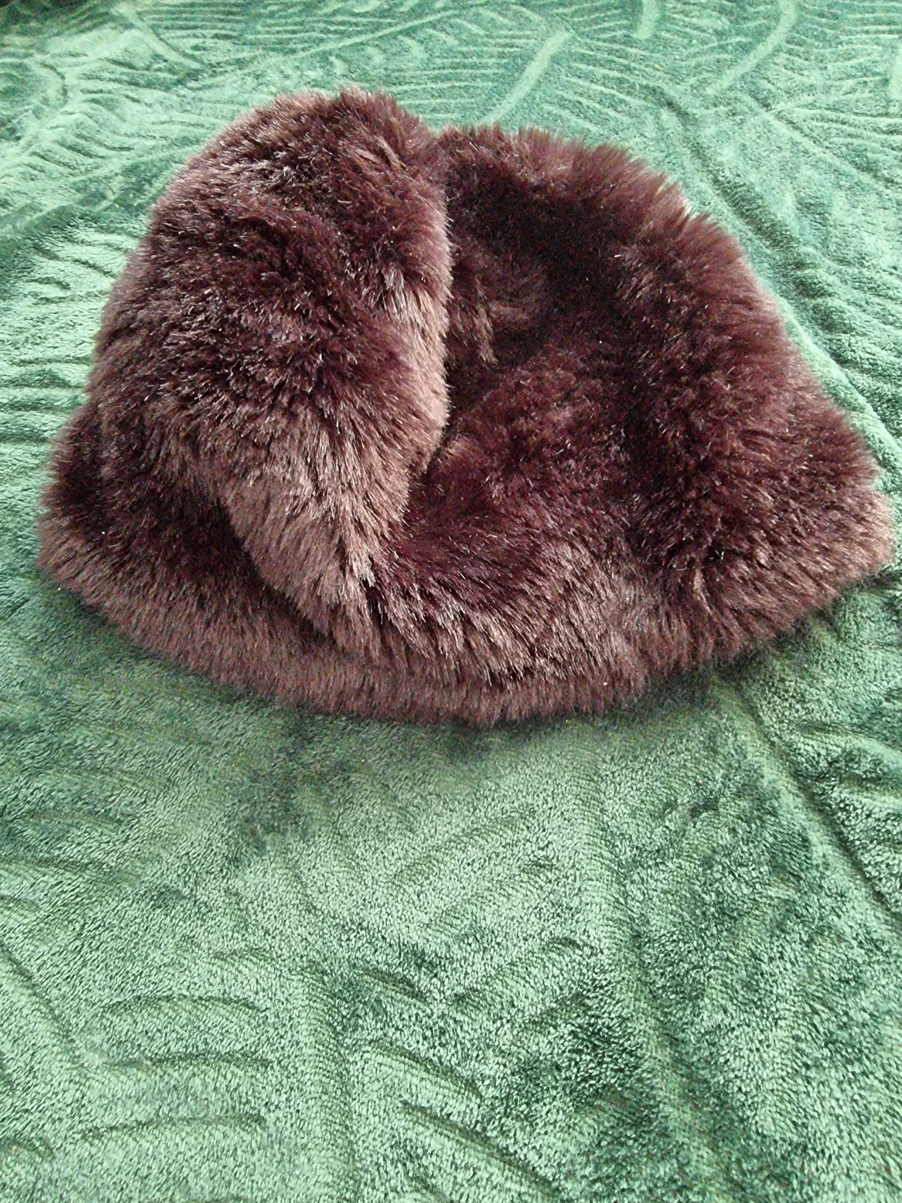 Czapka damska toczek kozuszek czarna reserved