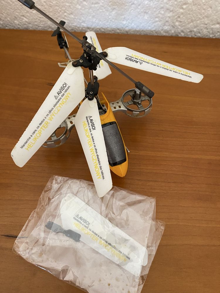 Helicópteros tele-comandados (dois)
