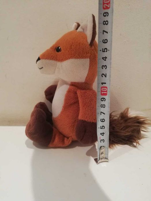 Maskotka rudy lisek.