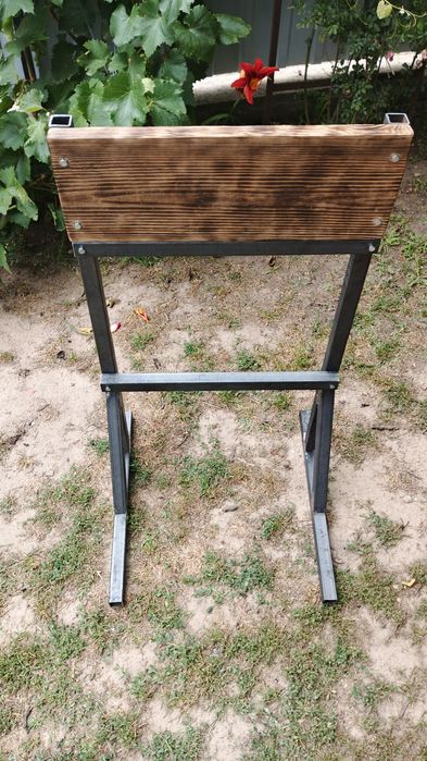 Підставка, тримач під лодочний двигун.