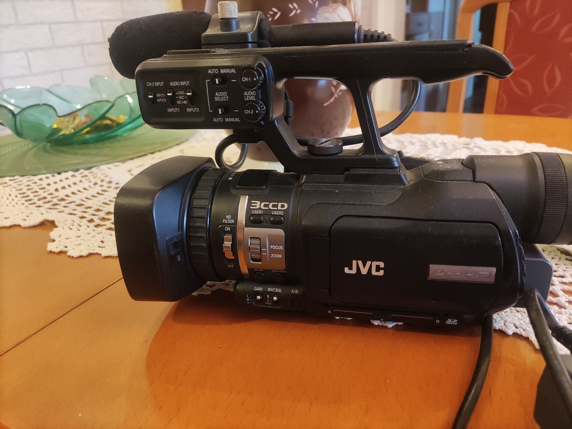 JVC GY-hm100e kamera  cyfrowa profesjonalna 1080p