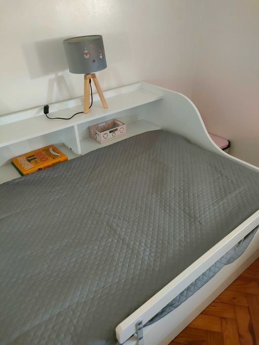 Cama com gaveta e prateleiras 90x200. Inclui estrado e colchão.