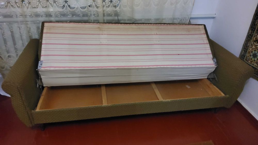 Диван  1.10 на 1.84, натуральное дерево