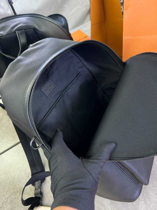 Черный рюкзак Louis Vuitton кожаный ранец LV сумка Луи Виттон c824