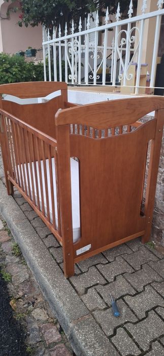 Berço de bebé em madeira maciça com colchão incluído