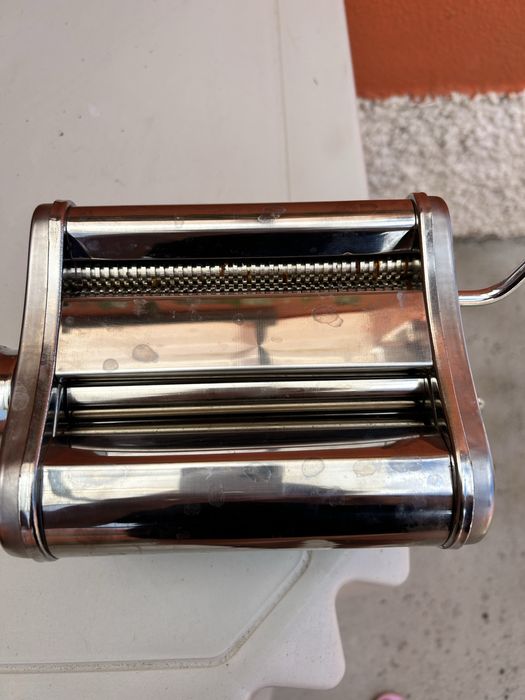 Maquina esticar e cortar massa