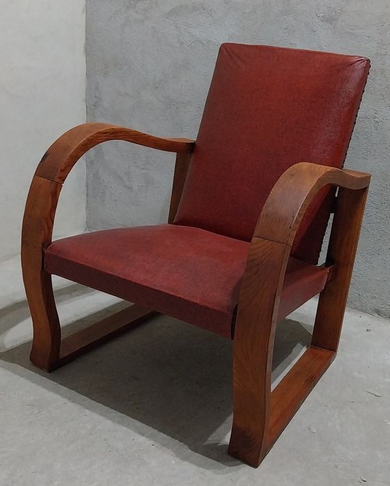 Cadeirão em madeira, antigo.